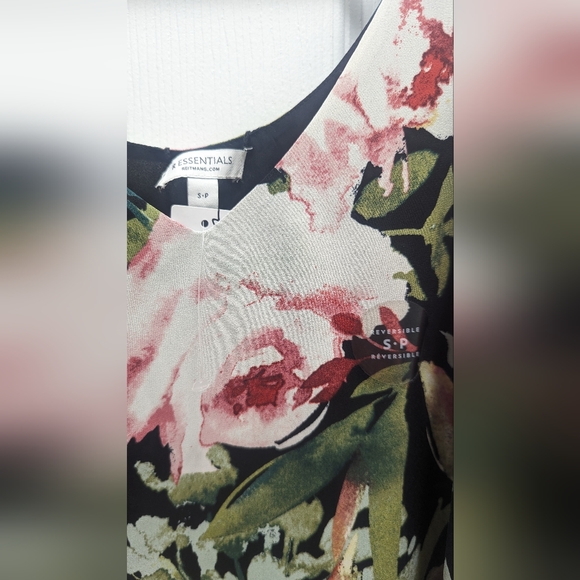 NWT Reitmans V Neck Floral Sleeveless Blouse - Picture 3 of 3